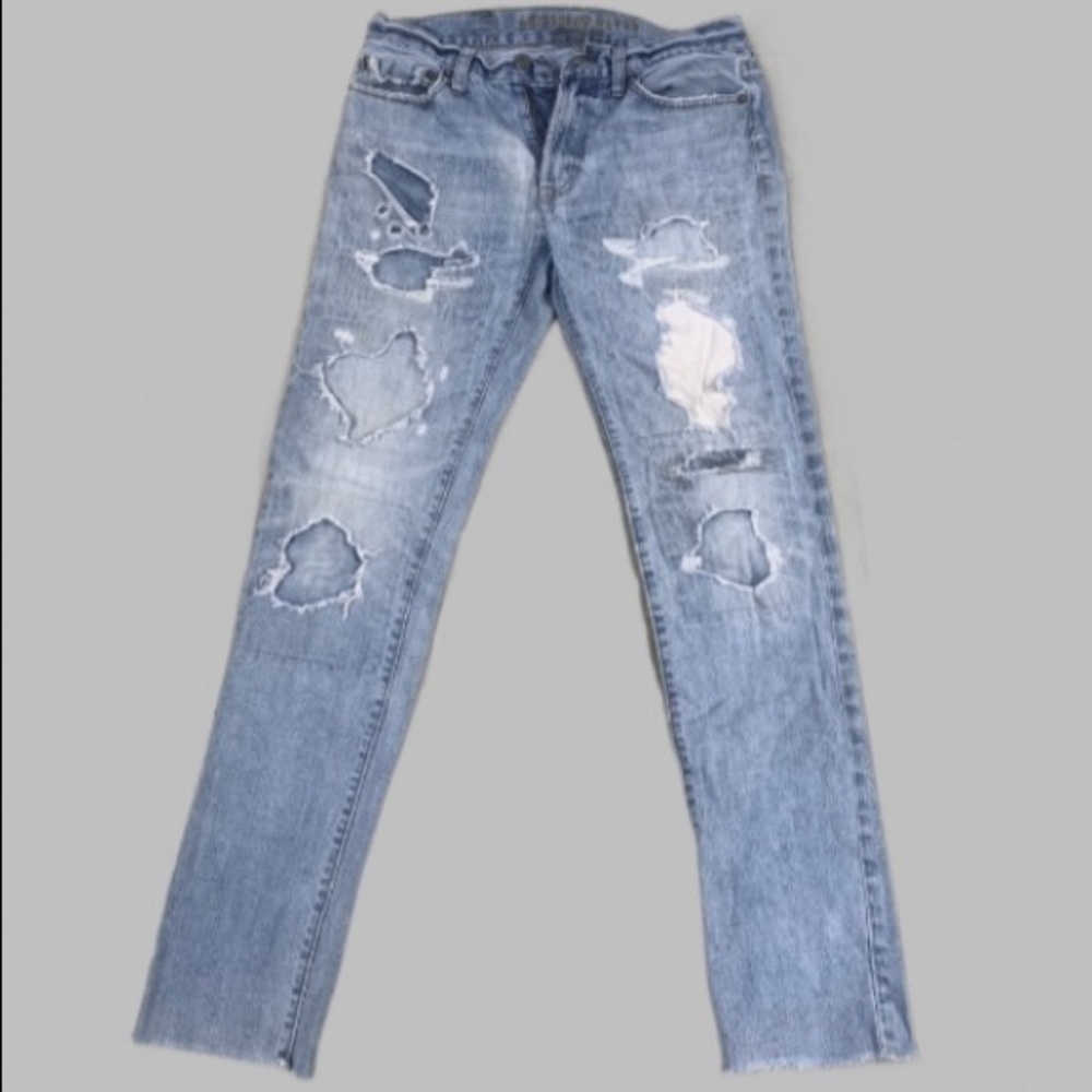 AMERICAN EAGLE RIPPED JEANS